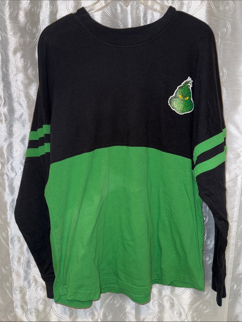 Universal Studios The Grinch Black and Green Long-Sleeve Shirt Size Medium 🔥 B2